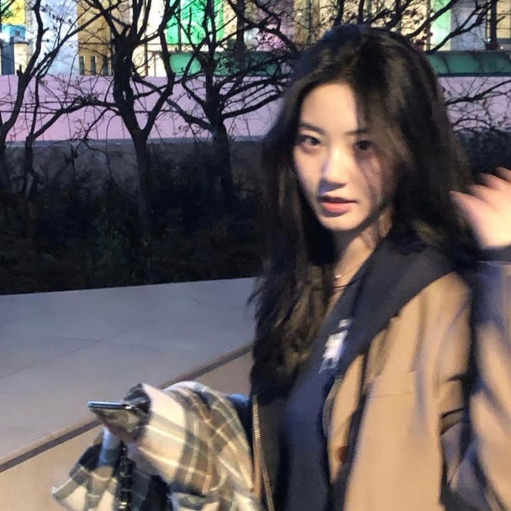 出墙红杏两家春